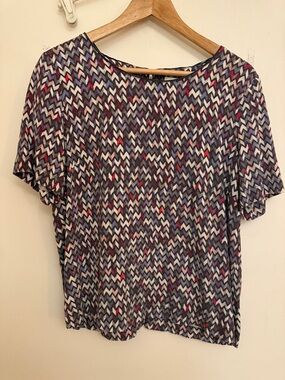 Women's Short-Sleeve Chevron Print Top in Multi-Color - Artsy, European